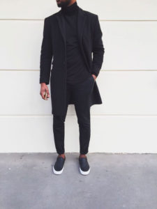 Mann in einem All Blvck Outfit